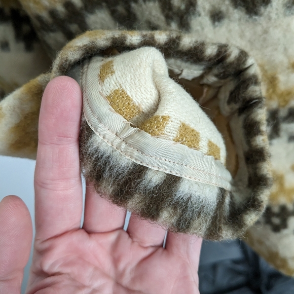 1 of a Kind Nordic handspun Wool with Viking metal clap closuresHandmade - Picture 3 of 4